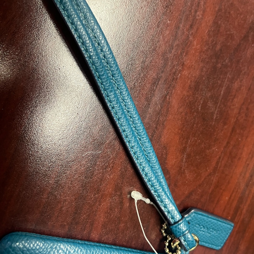 ⭐️⚡️Coach Blue Leather Wristlet - Picture 3 of 12